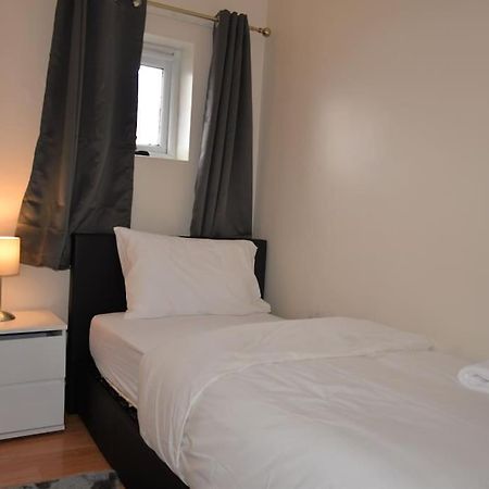 London 4 Bedroom House Bagian luar foto