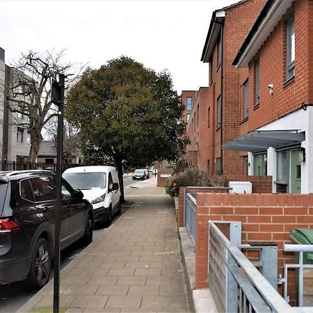 London 4 Bedroom House Bagian luar foto
