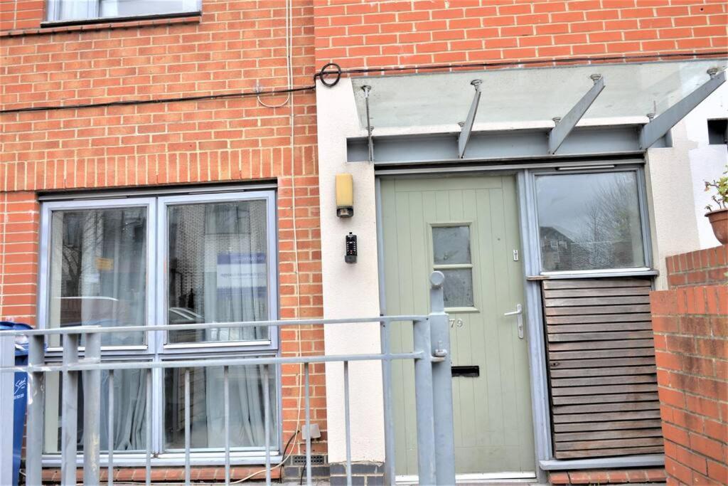 London 4 Bedroom House Bagian luar foto