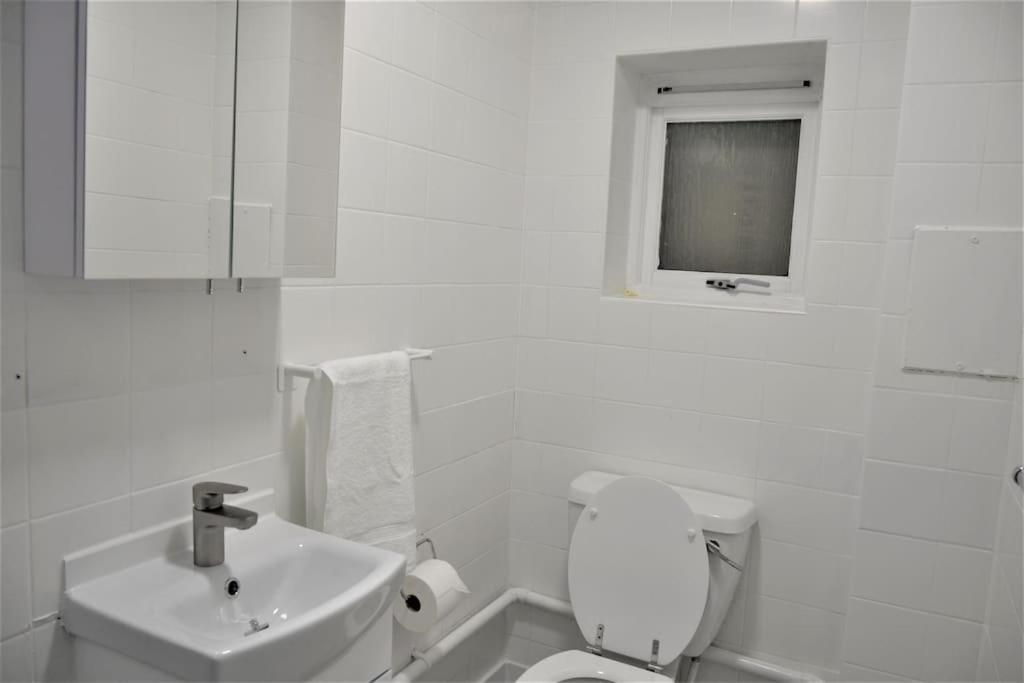 London 4 Bedroom House Bagian luar foto
