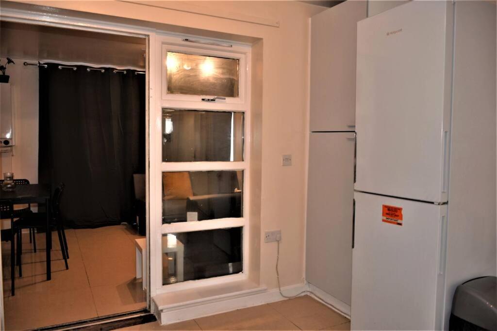 London 4 Bedroom House Bagian luar foto