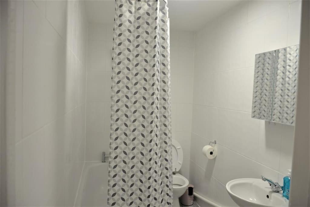London 4 Bedroom House Bagian luar foto