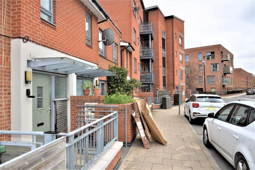 London 4 Bedroom House Bagian luar foto