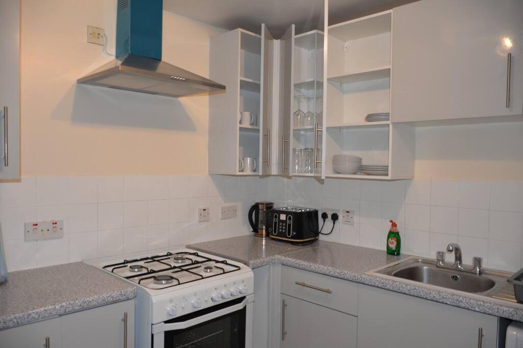 London 4 Bedroom House Bagian luar foto