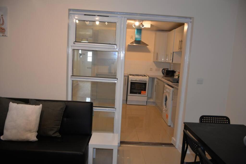 London 4 Bedroom House Bagian luar foto