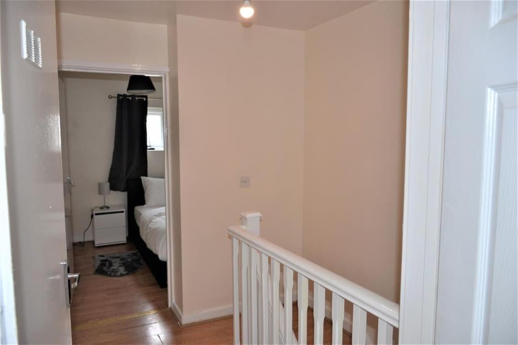 London 4 Bedroom House Bagian luar foto