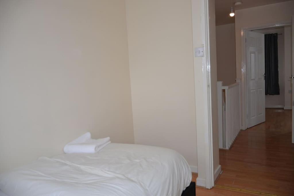 London 4 Bedroom House Bagian luar foto