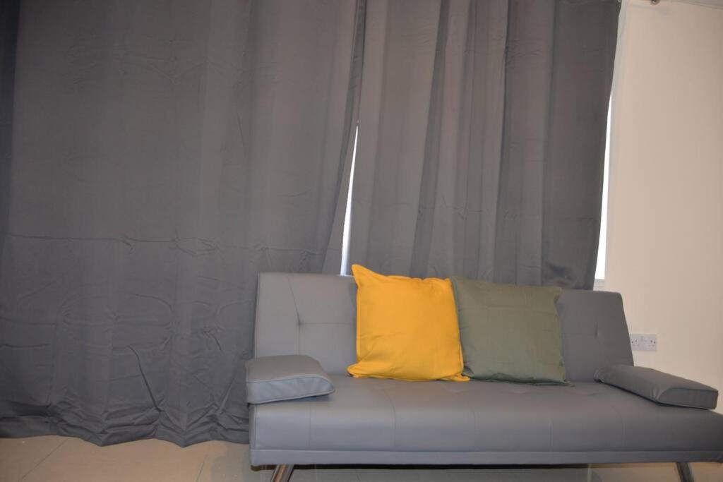 London 4 Bedroom House Bagian luar foto