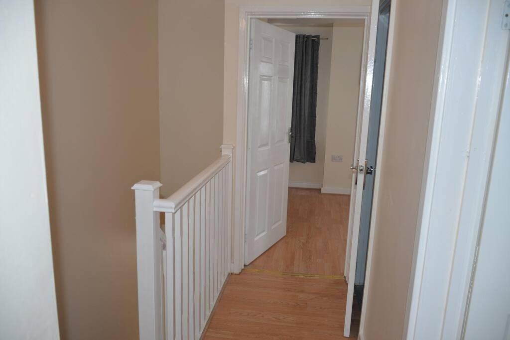 London 4 Bedroom House Bagian luar foto