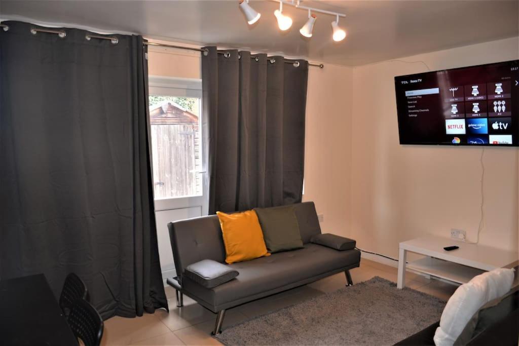 London 4 Bedroom House Bagian luar foto