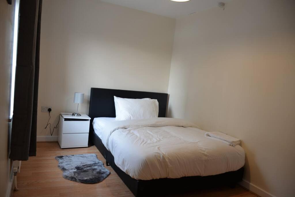 London 4 Bedroom House Bagian luar foto
