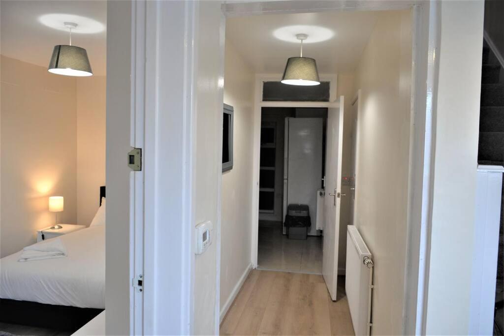London 4 Bedroom House Bagian luar foto