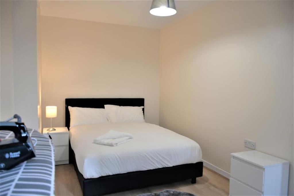 London 4 Bedroom House Bagian luar foto