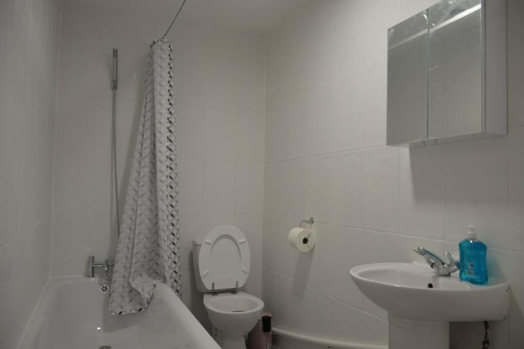 London 4 Bedroom House Bagian luar foto