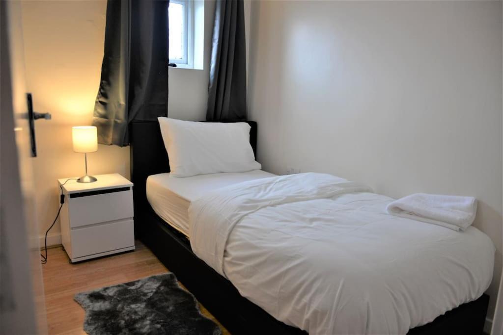 London 4 Bedroom House Bagian luar foto